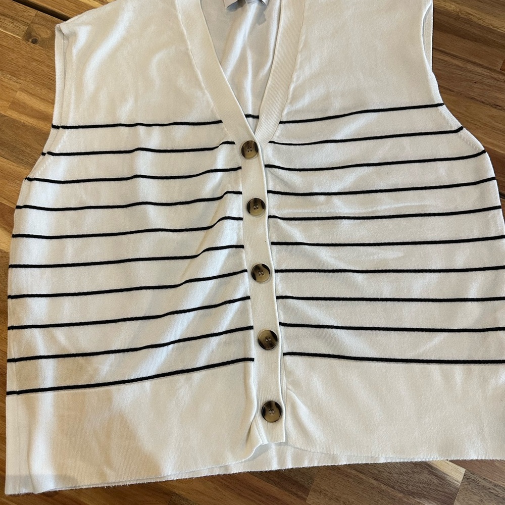 John + Jenn Cream Sleeveless Boxy Button Down Top